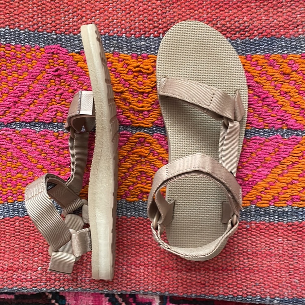 Teva women’s original universal comfortable quick drying sandal in sand dune